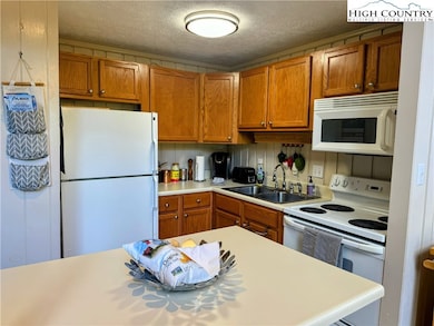 Well Equipped Kitchen, Step Saver Kitchen, Good Co