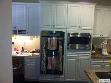 Granite counters and lots of cupboard space in thi