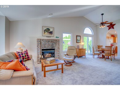 1634 SW Spence Ave, Troutdale, OR 97060 - photo 4