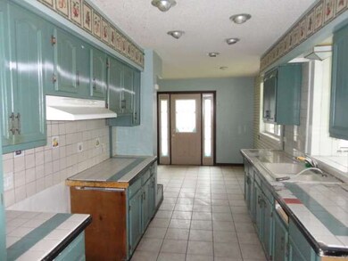 178 Lake Shore Dr, Carpentersville, IL 60110 - photo 3