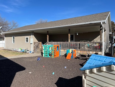 117 W 3rd Ave, Holdrege, NE 68949 - photo 3