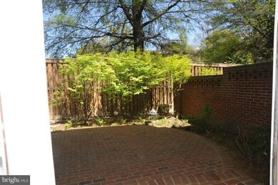 10460 Breckinridge Ln, Fairfax, VA 22030 - photo 4