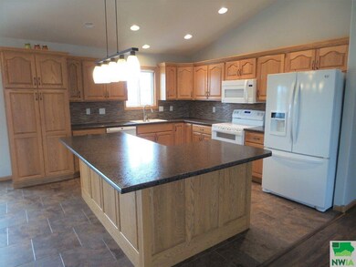414 Coniston Cir, Sergeant Bluff, IA 51054 - photo 2