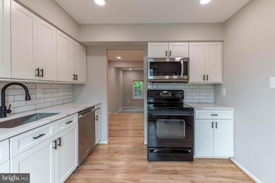 9961 Longford Ct, Vienna, VA 22181 - photo 4