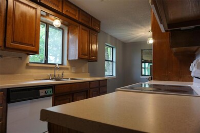 913 Meadowlark Cir, Granbury, TX 76049 - photo 6