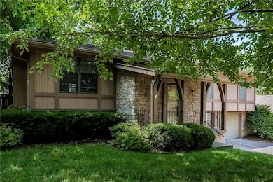 1008 SW Pinto Ln, Blue Springs, MO 64015 - photo 2