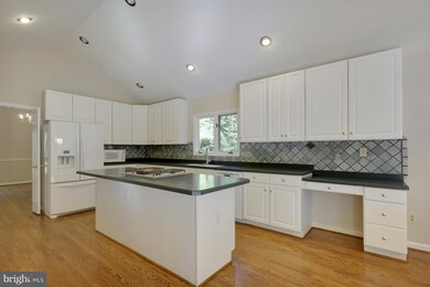 3513 Commodore Ct, Herndon, VA 20171 - photo 3