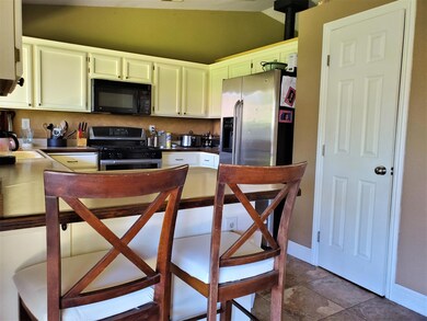 KITCHEN/STYLISH PAINTED CABINETS