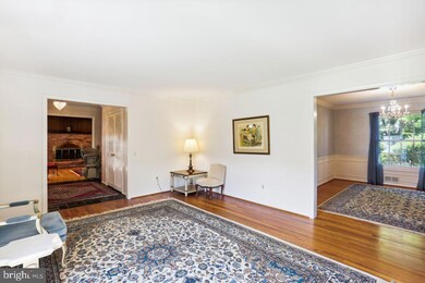 8801 Fox Hills Trail, Potomac, MD 20854 - photo 4