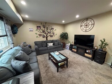 186 Lake Pointe Cir, Middle Island, NY 11953 - photo 5