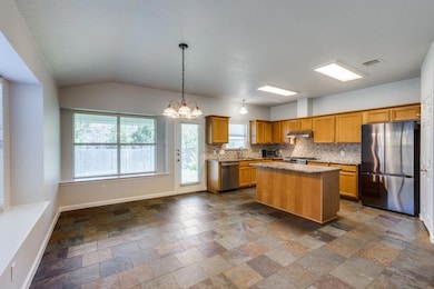 Kitchen featuring stainless steel appliances, und
