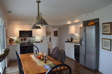 eat-in kitchen