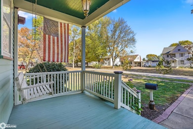 327 S 2nd St, Wapello, IA 52653 - photo 4