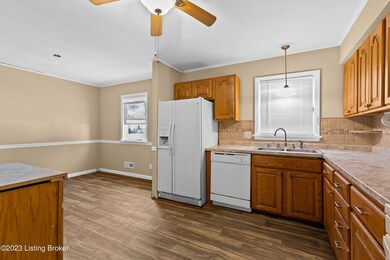 9402 Doewood Ln, Louisville, KY 40291 - photo 6