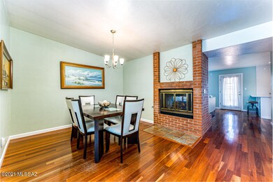 Dining room has 2-way gas FP!