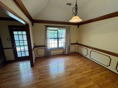Empty room with a textured ceiling, ornamental mol