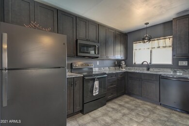 935 W Indigo St-20