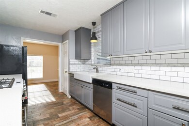 1910 Kings Ln, Alvin, TX 77511 - photo 5