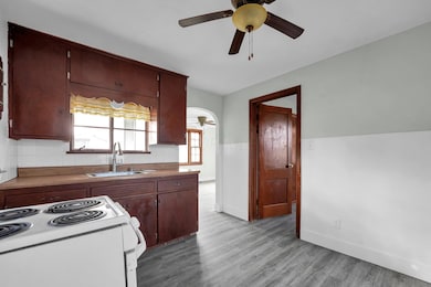24-web-or-mls-2704-kilbourne-ave