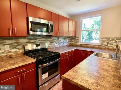 6813 Walnut Park Dr, Upper Darby, PA 19082 - photo 5