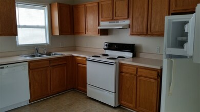 241 Lakewood Dr, Jacksonville, NC 28546 - photo 3