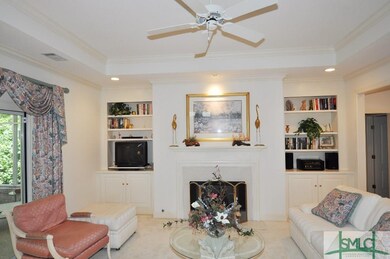 Pretty mouldings and tray ceiling
