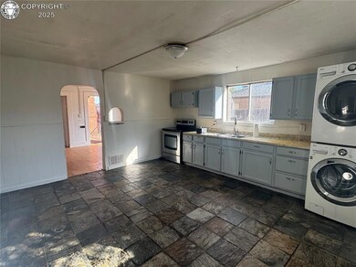 1027 E Abriendo Ave, Pueblo, CO 81004 - photo 5