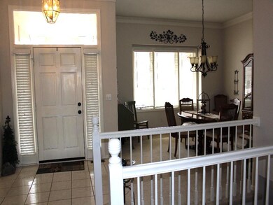 Large entryway, formal dining great for gatherings
