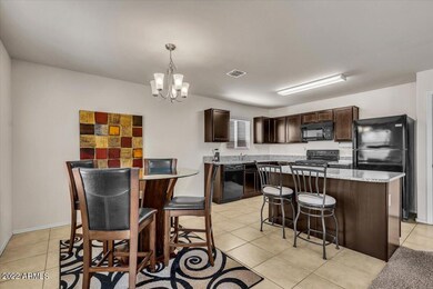 Eat-in kitchen with island