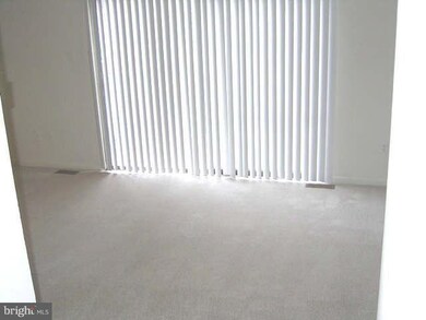 118 Hatenback Ct, Sterling, VA 20164 - photo 4