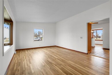 2001 Lauren Dr SW, Cedar Rapids, IA 52404 - photo 2