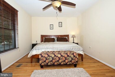 10210 Roberts Common Ln, Burke, VA 22015 - photo 3