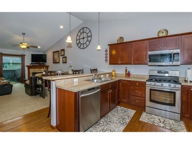 Kitchen w/raised breakfast bar