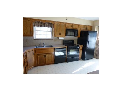 Kitchen w/newer appliances