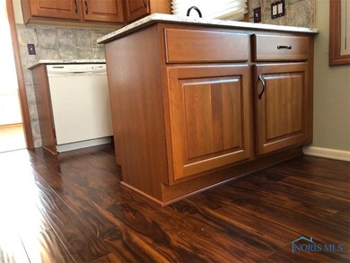 NEW WOOD LAMINATE, PLANK, TEXTURED FLOORING. WONDE