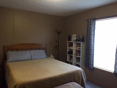 Large mstr bedroom with closet & bath