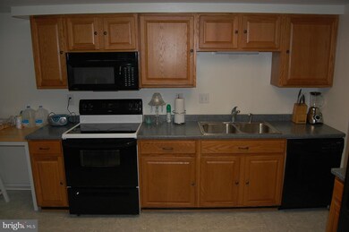 18559 Split Rock Ln, Germantown, MD 20874 - photo 2