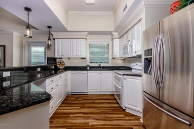 Modern kitchen w/ lots of extras