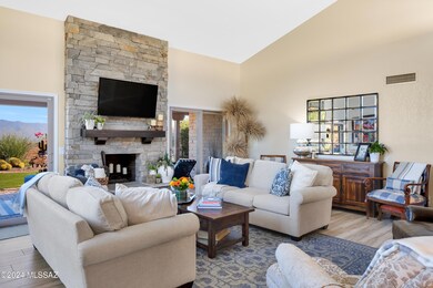 Large Great Room w. Gas Fireplace