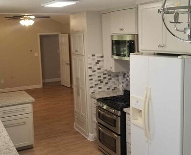 510 Castlelake Dr, Friendswood, TX 77546 - photo 2