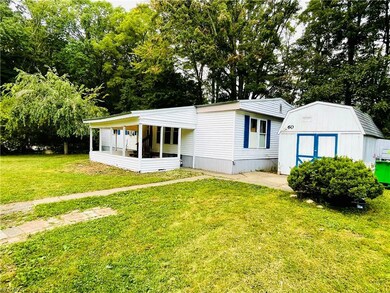 Manufactured / mobile home with a front yard