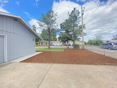 295 N Front St, Creswell, OR 97426 - photo 3