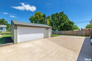 2833 Magnolia Dr, Bettendorf, IA 52722 - photo 2