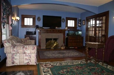 Red oak hardwood floors in living and dining area