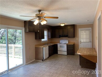 Spacious kitchen & dining area