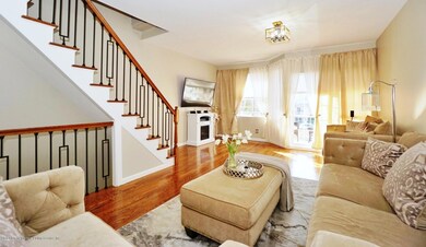 (6) LIVING ROOM