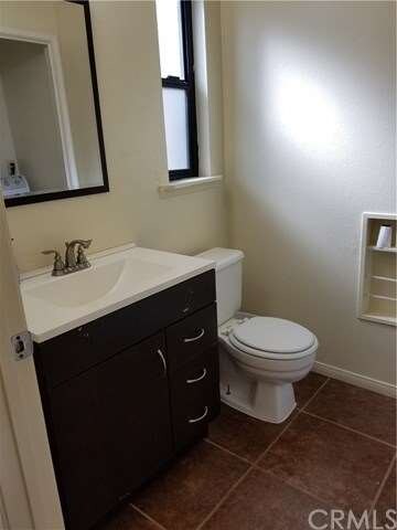 Downstairs 1/4 bathroom with laundry area