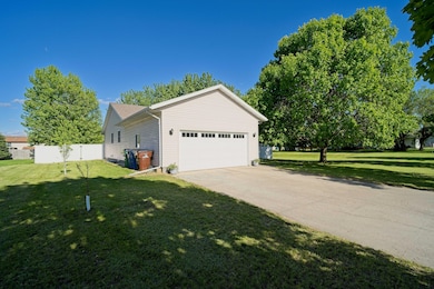 1614 N Minnesota St, Mitchell, SD 57301 - photo 2