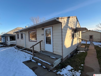 1208 6th St, Fairbury, NE 68352 - photo 2