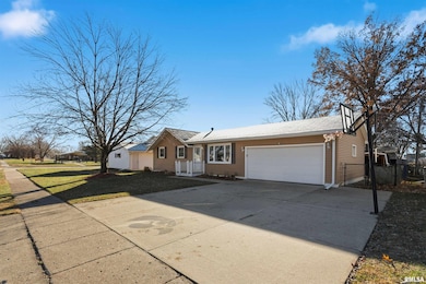 305 W Spring St, Eldridge, IA 52748 - photo 2